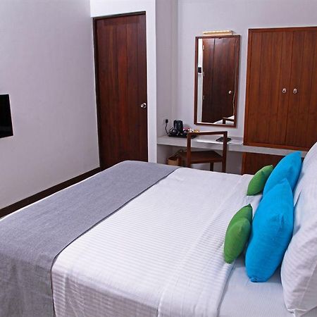 Blue Oceanic Beach Hotel Negombo Buitenkant foto