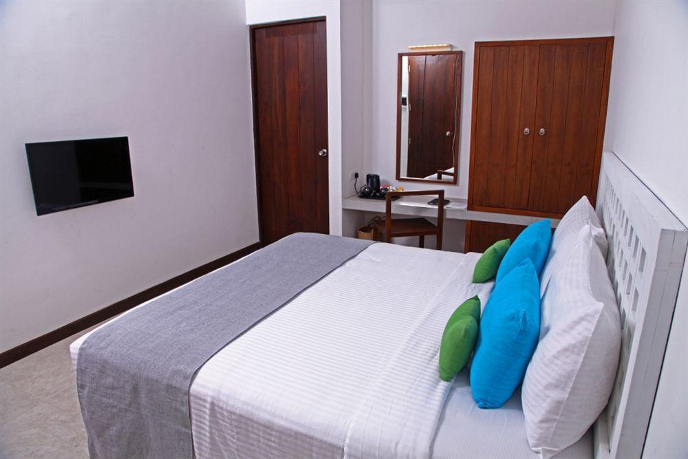 Blue Oceanic Beach Hotel Negombo Buitenkant foto